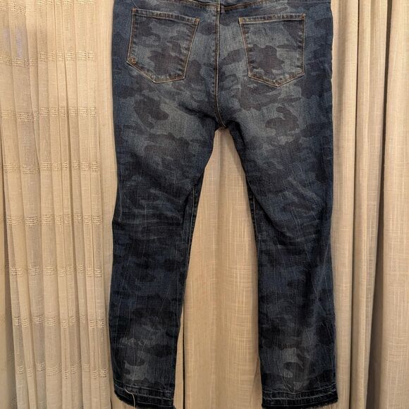 Women's Blue Camo Jeans - Picture 3 of 6